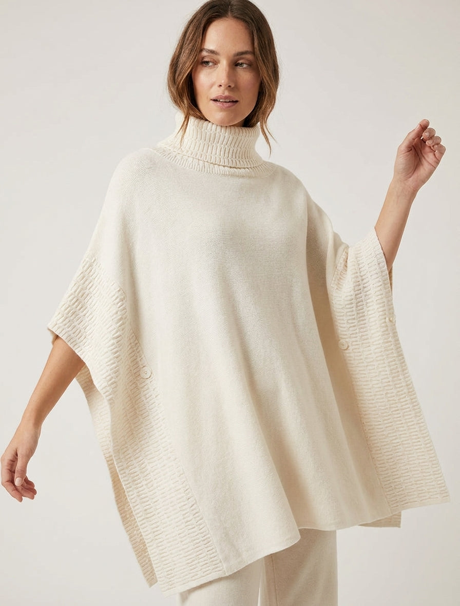 Weit geschnittener Poncho mit Rollkragen aus Fantasie-Strick. - Ecru
