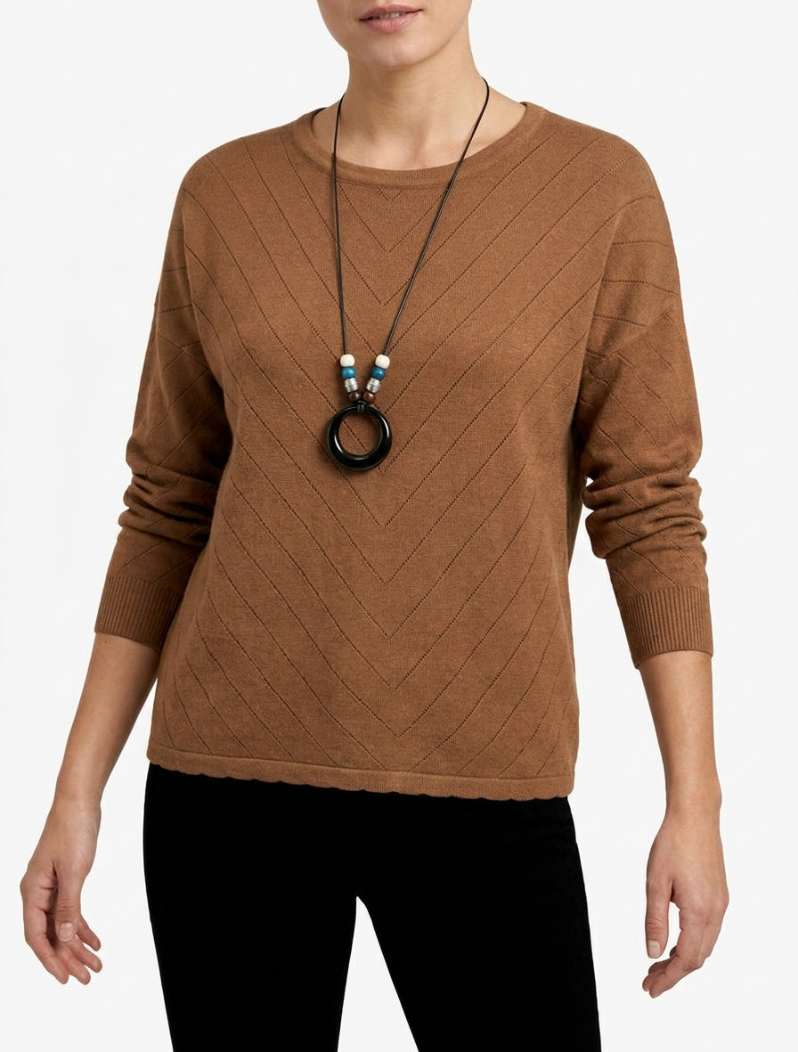 Gerade geschnittener Pullover aus stilisiertem Strick mit Rundhalsausschnitt. - Kamel