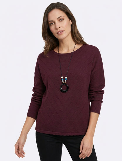 Gerade geschnittener Pullover aus stilisiertem Strick mit Rundhalsausschnitt. - Weinrot
