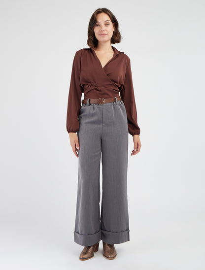 Einfarbiges, satinartiges Wickel-Crop-Top - Braun