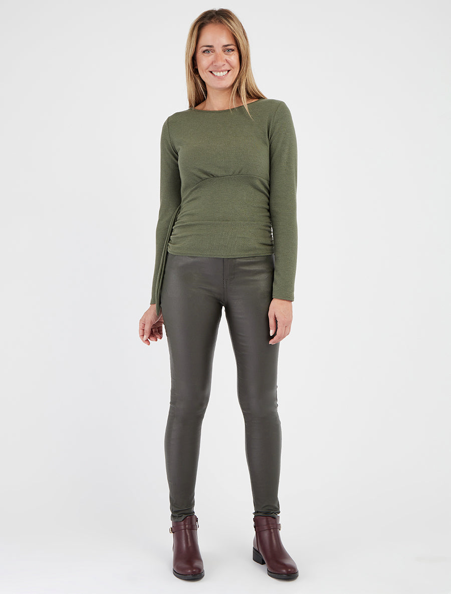 Feiner einfarbiger Pullover mit gerafften Seiten und dekorativem Saum. - Kaki