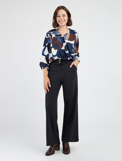 Top mit Wickelkragen und 70er-Jahre-Print. - Marine