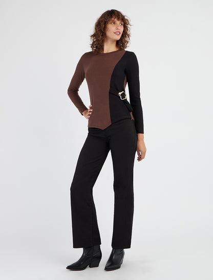 Zweifarbiger Feinstrickpullover mit dekorativer Schnalle - Braun/schwarz