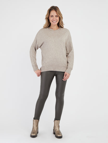 Gerader einfarbiger Pullover mit gerippten Abschlüssen. - Maulwurf