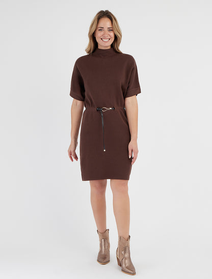 Gerade geschnittenes Strickkleid mit kurzen Ärmeln. - Braun