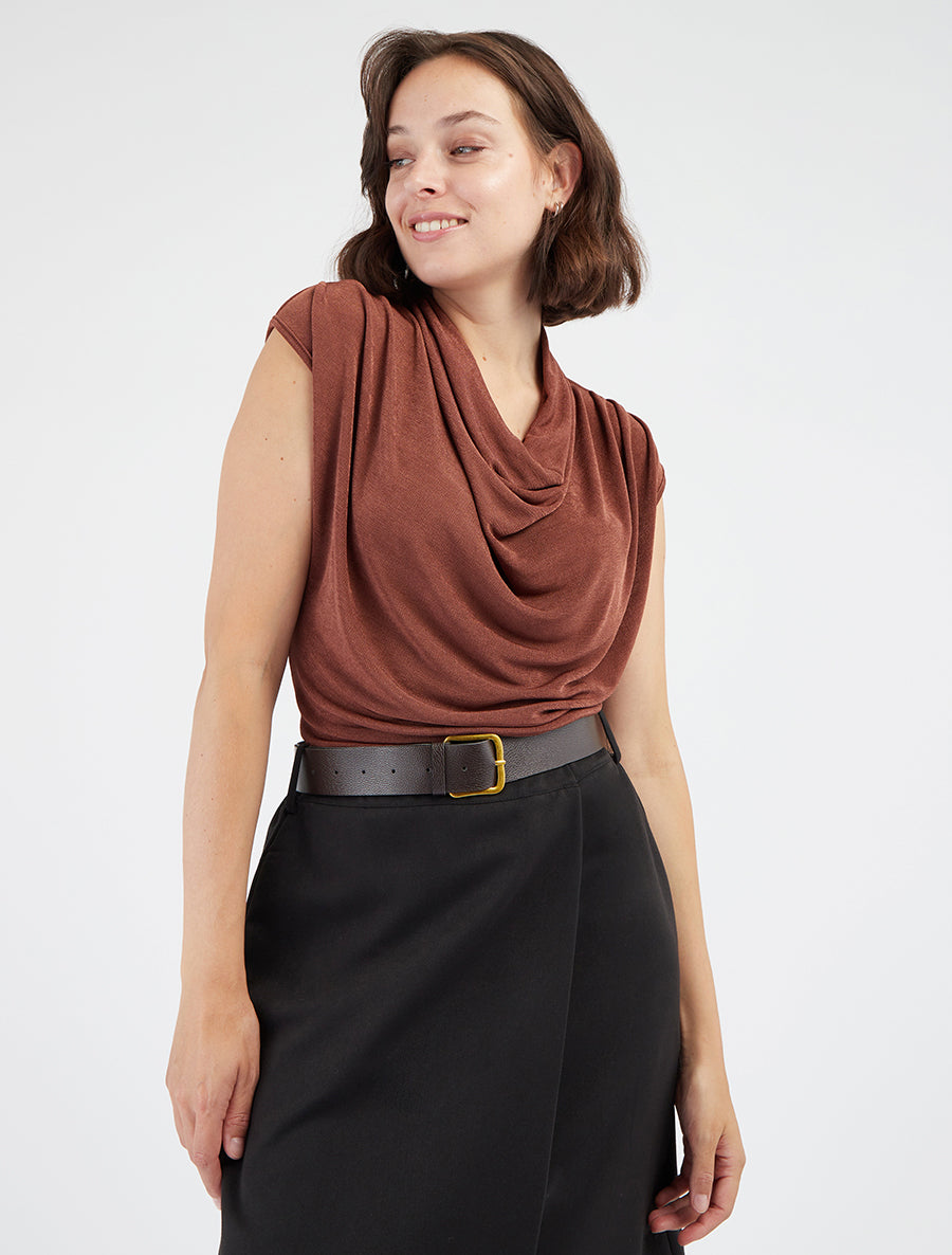 Ärmelloses Top mit Wasserfallausschnitt - Braun