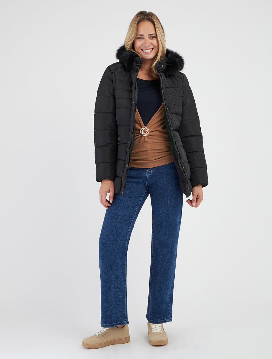 Gesteppte Jacke mit Gürtel und Kapuze aus Kunstfell - Schwarz