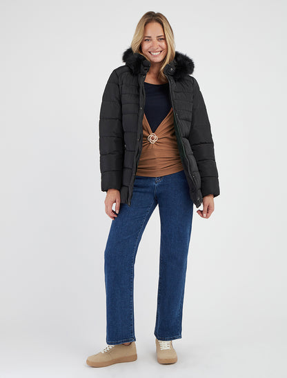 Gesteppte Jacke mit Gürtel und Kapuze aus Kunstfell - Schwarz