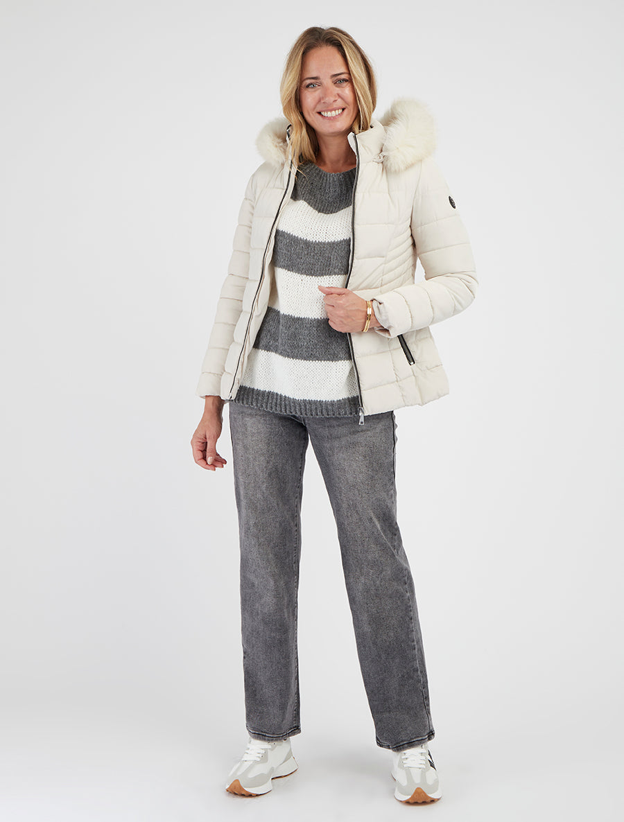 Gerade geschnittener Daunenmantel mit Kapuze aus Kunstpelz - Ecru