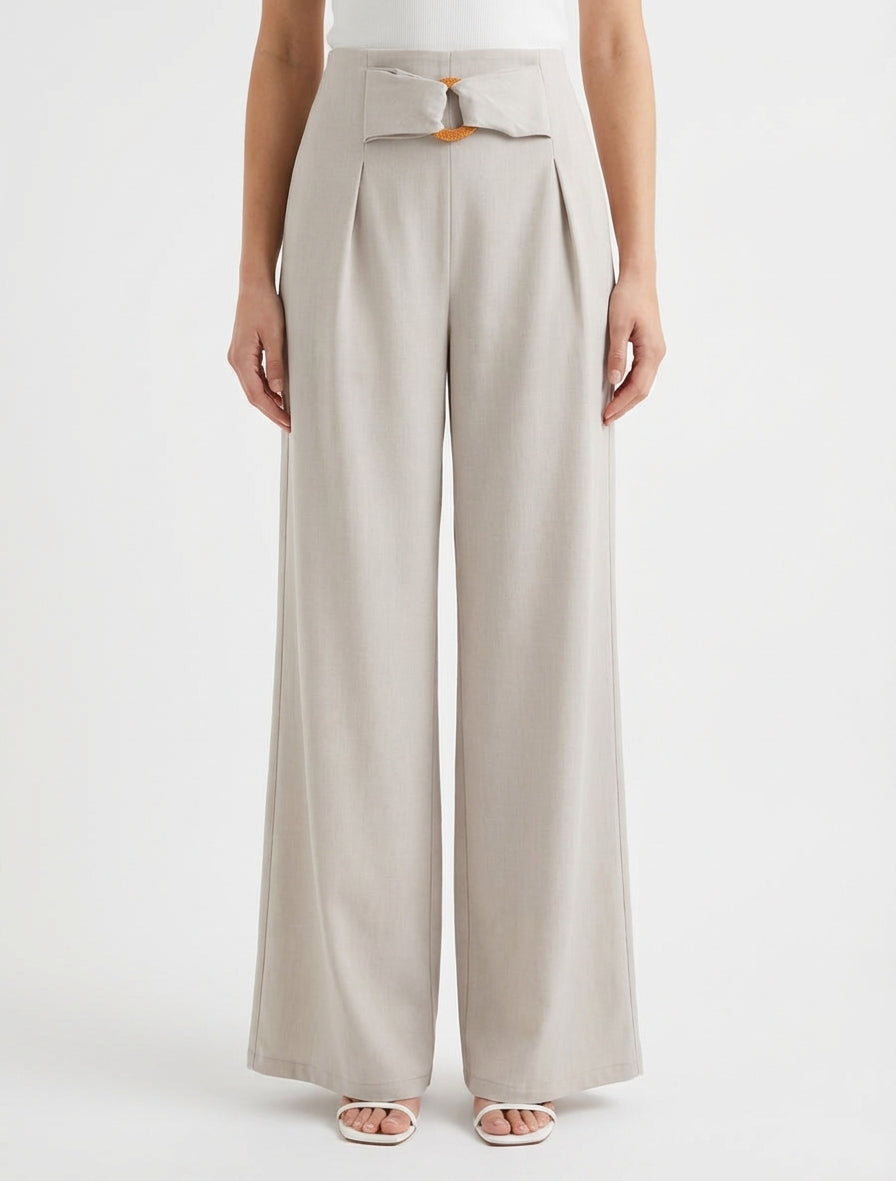 Weit geschnittene Hose mit hohem Bund und Zierschnalle - Beige