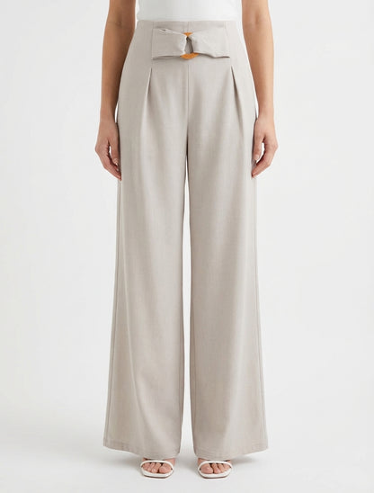 Weit geschnittene Hose mit hohem Bund und Zierschnalle - Beige