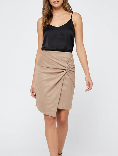 Gerader Rock aus Wildlederimitat mit Zopfmuster-Effekt - Beige