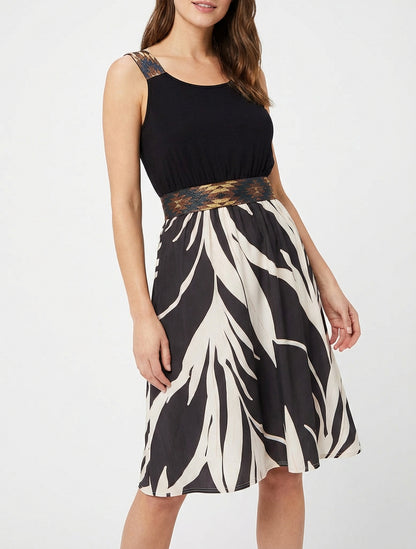 Grafisches Printkleid mit elastischer, dekorativer Taille - Schwarz