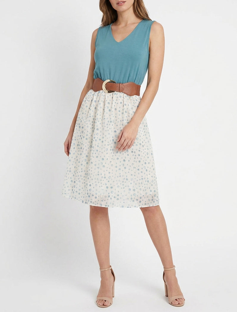 Kleid mit ausgestelltem Schnitt und fantasievollem Punktmuster - Hellblau