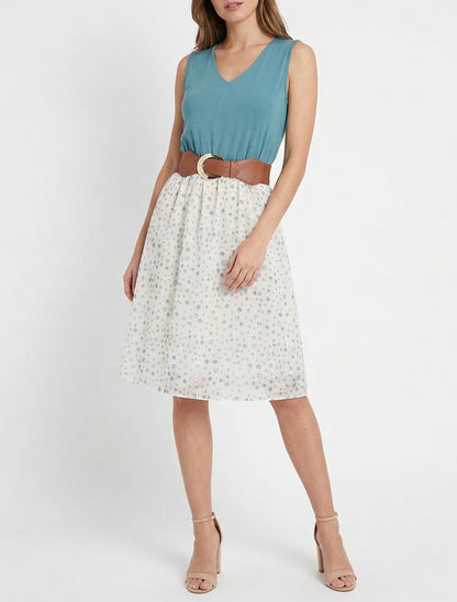 Kleid mit ausgestelltem Schnitt und fantasievollem Punktmuster - Hellblau