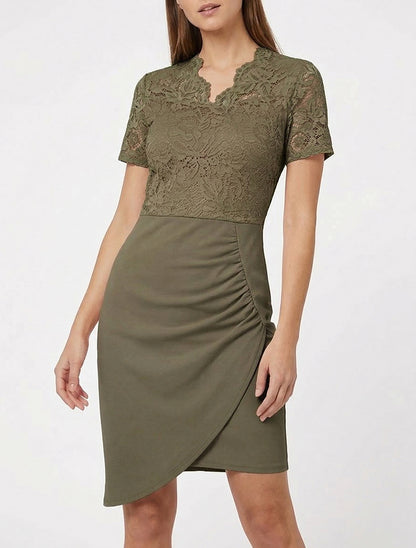 Tailliertes Kleid mit kurzen Ärmeln und Spitze - Kaki