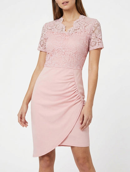 Tailliertes Kleid mit kurzen Ärmeln und Spitze - Rose
