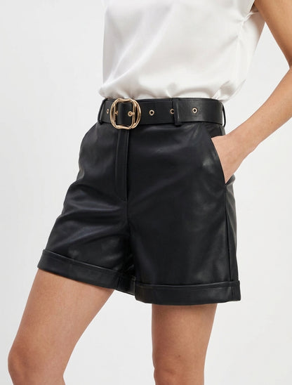 Shorts aus Kunstleder mit Umschlag - Schwarz