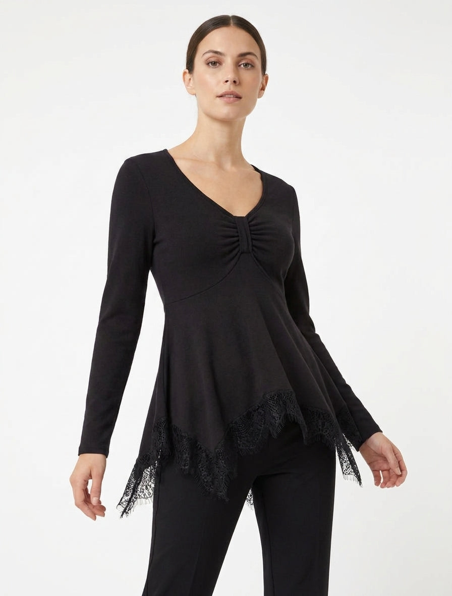 Feiner Pullover mit asymmetrischen Spitzenkanten - Schwarz