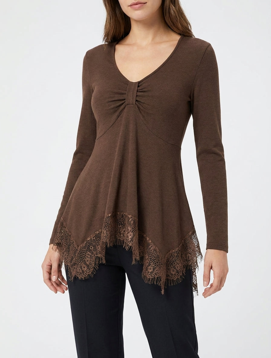 Feiner Pullover mit asymmetrischen Spitzenkanten - Braun