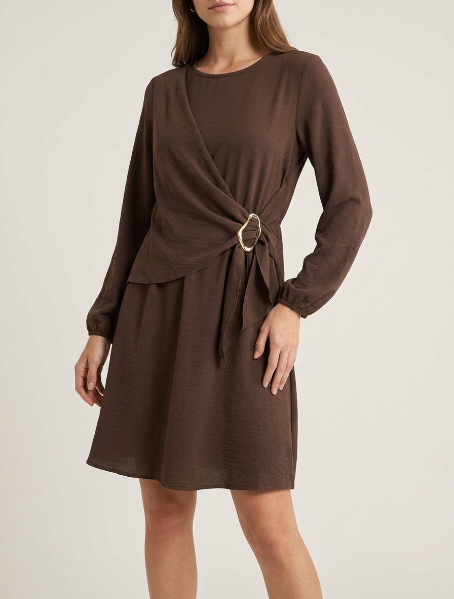 Ausgestelltes Kleid mit langen Ärmeln, drapiertem Einsatz und Schmuck. - Braun