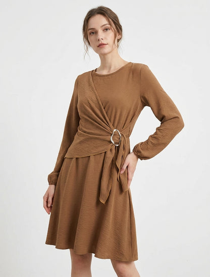 Ausgestelltes Kleid mit langen Ärmeln, drapiertem Einsatz und Schmuck. - Kamel