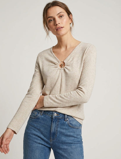 Feiner V-Ausschnitt-Pullover mit Metallverzierung. - Beige