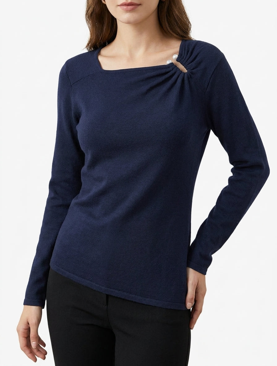 Gerader Feinstrickpullover mit eckigem Ausschnitt und Schmuckperlen. - Marine