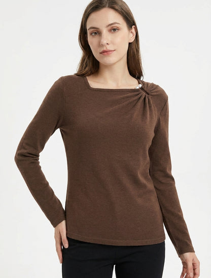 Gerader Feinstrickpullover mit eckigem Ausschnitt und Schmuckperlen. - Braun