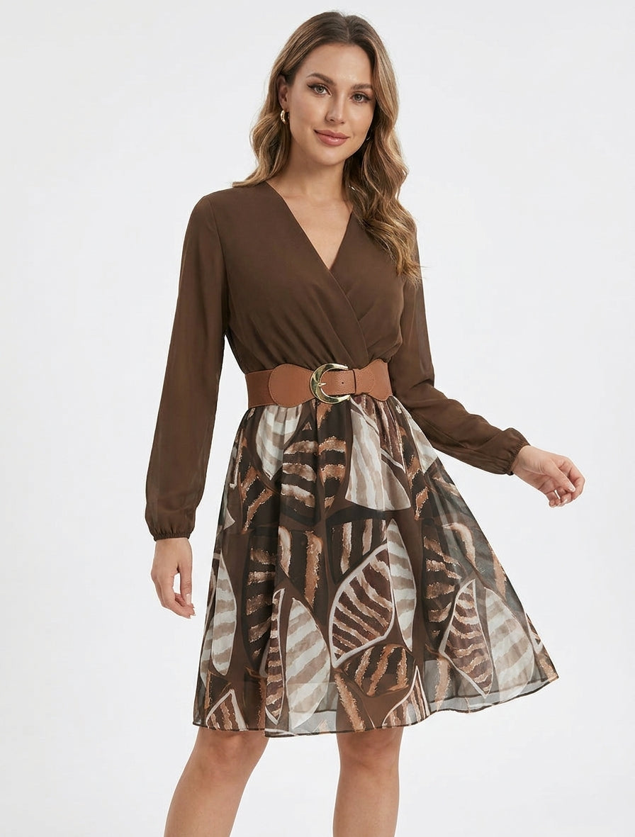 Ausgestelltes Kleid mit abstraktem Blätterdruck - Braun