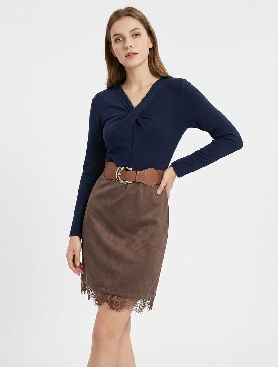 Gerades Strickkleid aus Wildleder mit Spitzenbesatz. - Braun/Marineblau