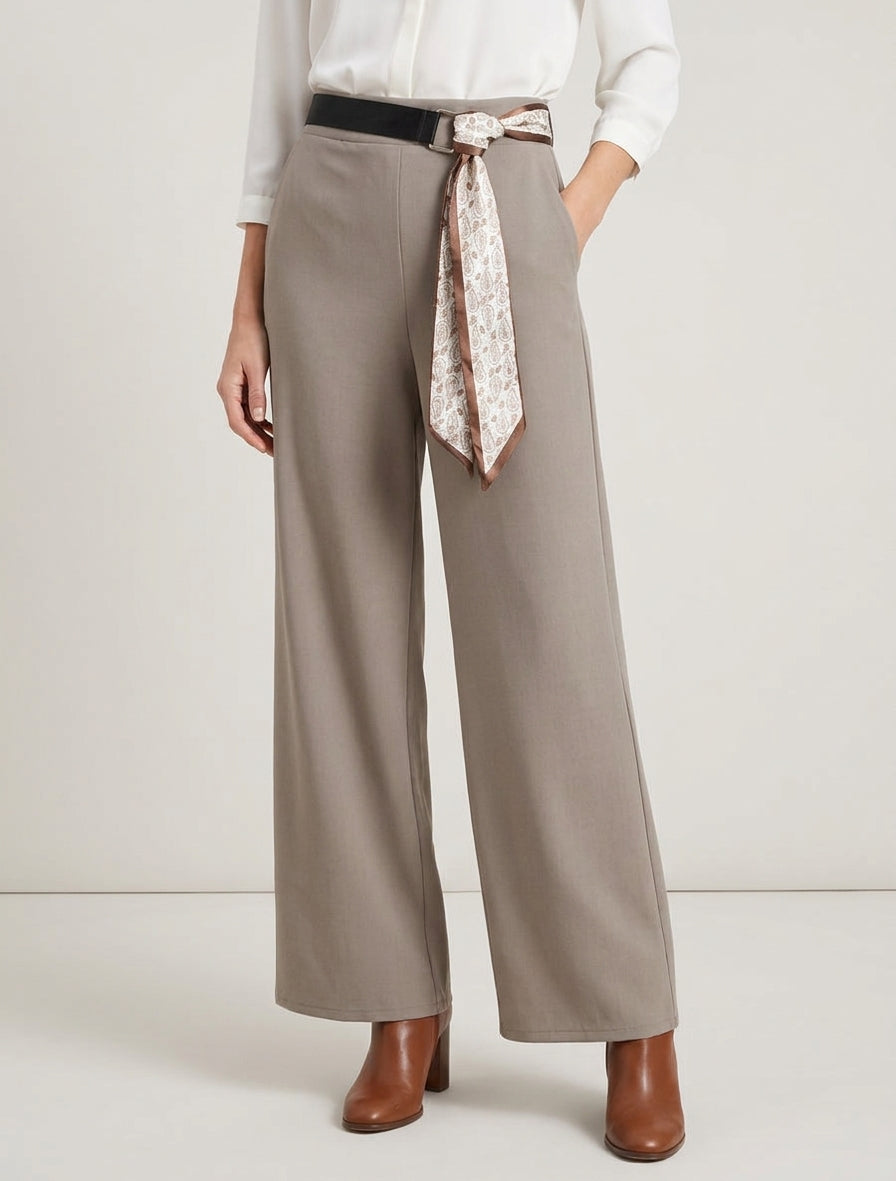 Weite Hose mit hoher Taille und Schalgürtel. - Maulwurf