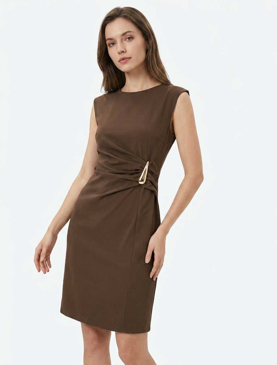 Ärmelloses Kleid mit Drapierungseffekt - Braun