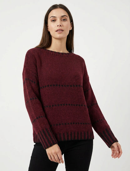 Quadratisch geschnittener Pullover mit gepunkteten Streifen. - Weinrot