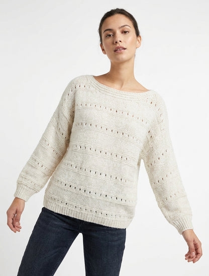 Weit geschnittener Pullover mit U-Boot-Ausschnitt aus Fantasie-Strick. - Ecru