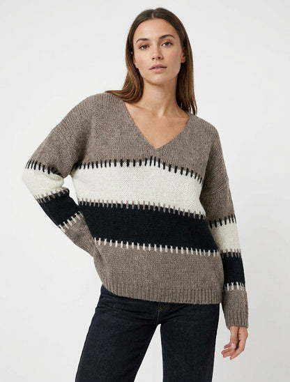Weit geschnittener Pullover mit V-Ausschnitt und stilisierten Streifen. - Maulwurf