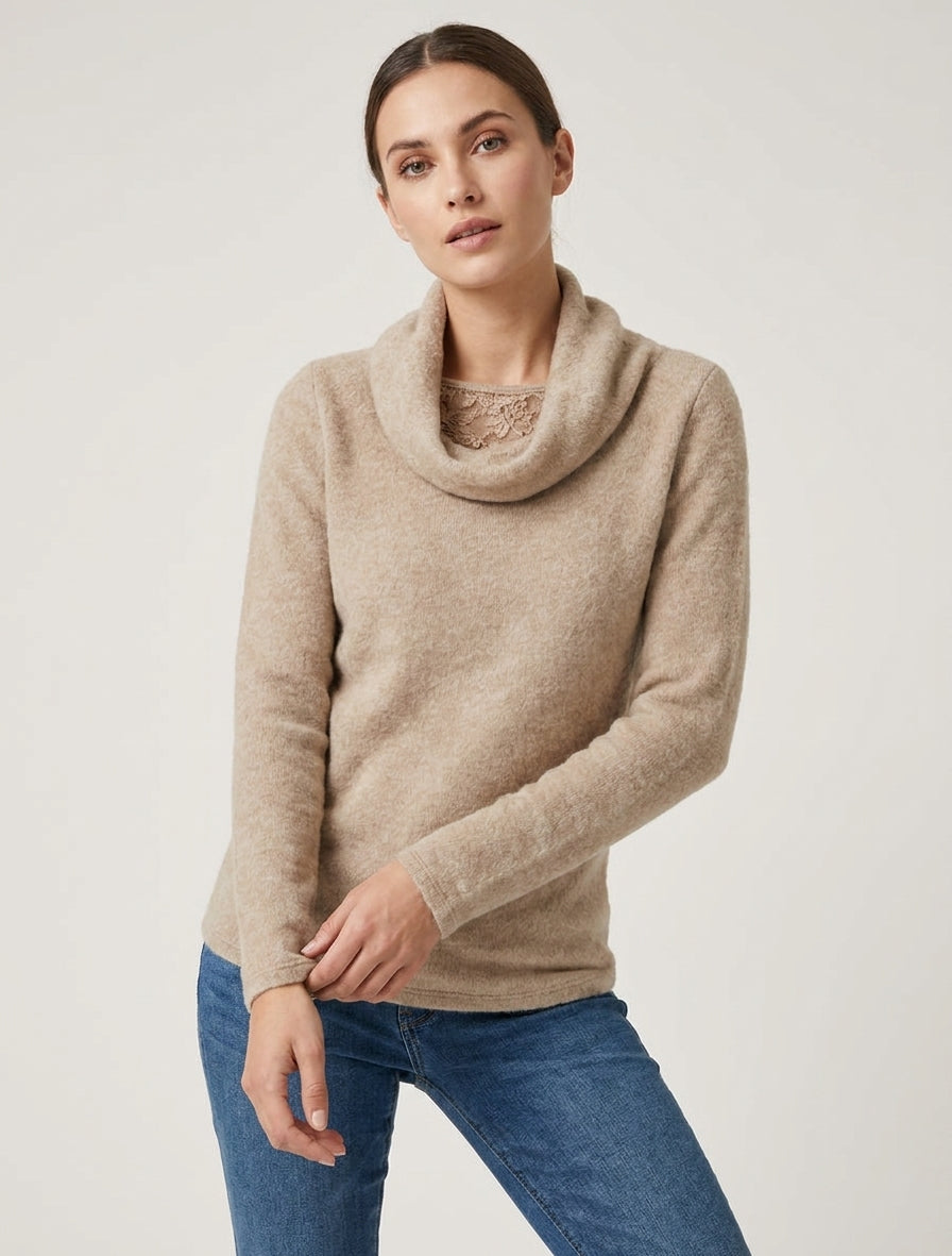 Flauschiger Pullover mit Wasserfallausschnitt und Spitzeneinsatz - Beige