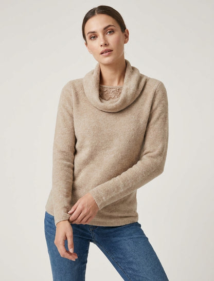 Flauschiger Pullover mit Wasserfallausschnitt und Spitzeneinsatz - Beige