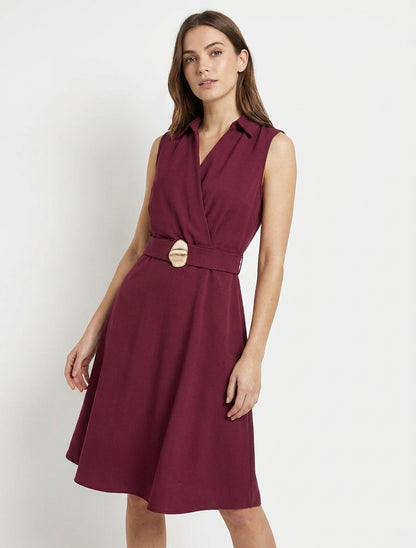 Ärmelloses Skaterkleid mit Schmuckgürtel - Weinrot