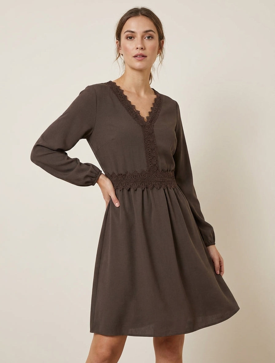 Ausgestelltes einfarbiges Kleid mit langen Ärmeln und Spitze - Braun