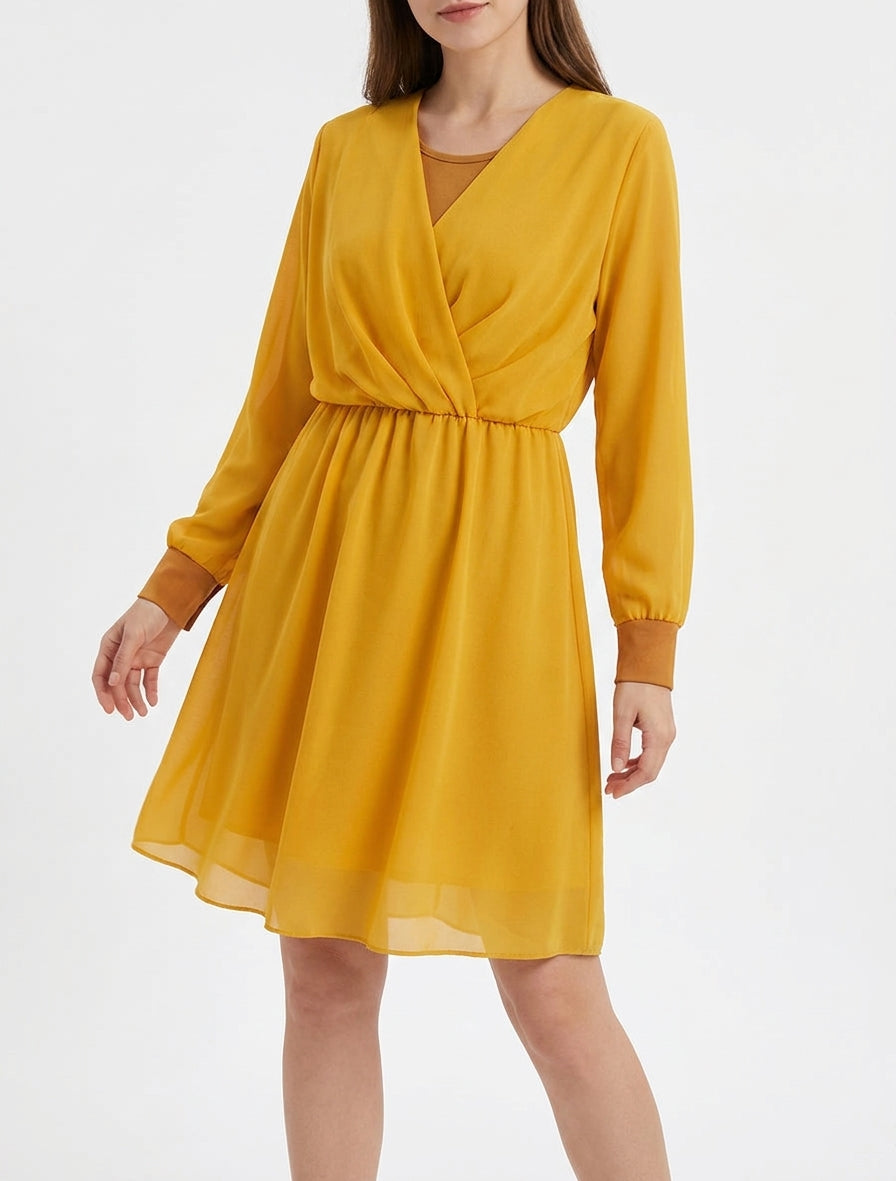 Ausgestelltes Kleid aus Voile mit Wickelausschnitt - Senf