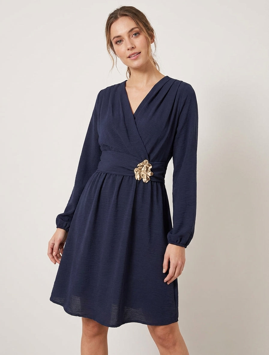 Wickelkleid mit gehämmertem Schmuckkragen - Marine
