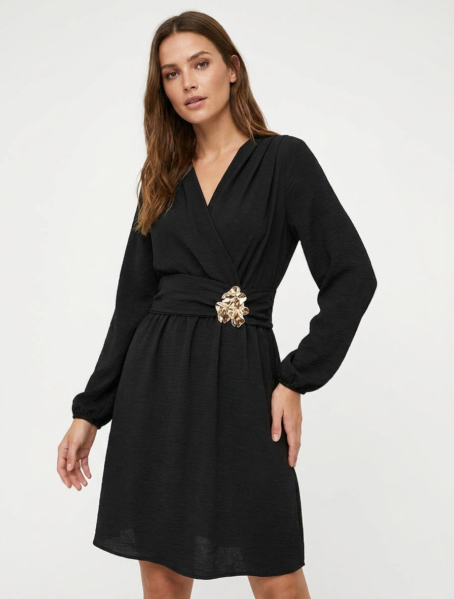 Wickelkleid mit gehämmertem Schmuckkragen - Schwarz