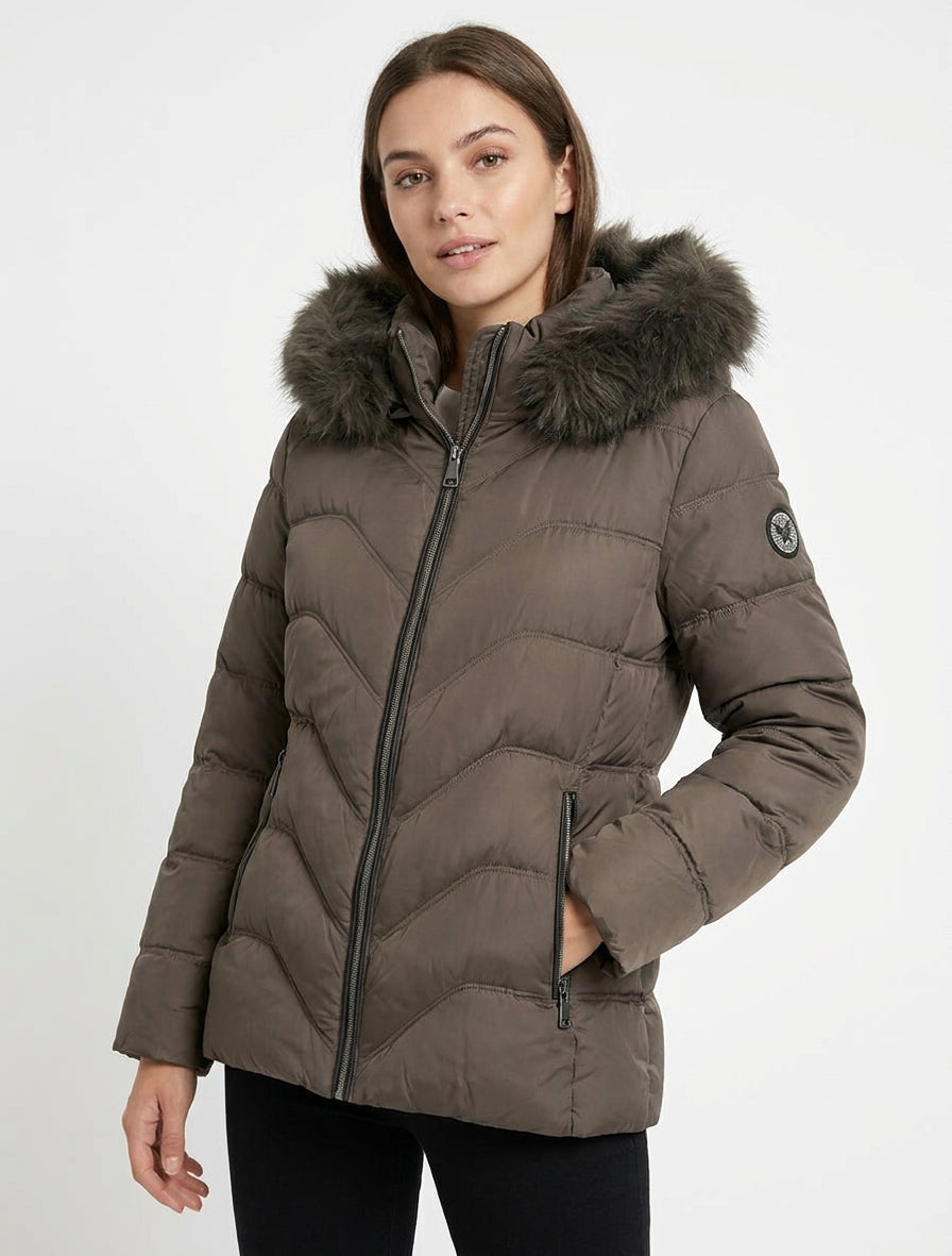Daunenjacke mit abnehmbarer Kapuze, verziert mit Fell und Strass-Patch. - Dunkelmaulwurf