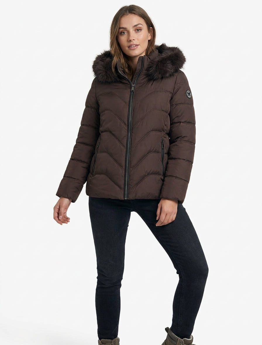 Daunenjacke mit abnehmbarer Kapuze, verziert mit Fell und Strass-Patch. - Schokolade