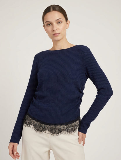 Gerippter Pullover mit Spitzenbesatz und gerafften Seiten. - Marine