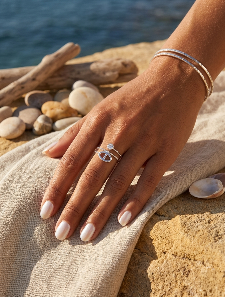 Feiner Ring mit Ankerkettenglied und Strasssteinen - Geld