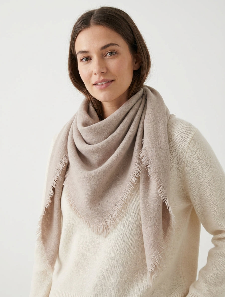 Einfarbiger Schal mit ausgefransten Rändern - Beige