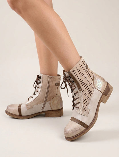 Schnürstiefeletten mit irisierenden Perforationen und Pythonmuster. - Beige