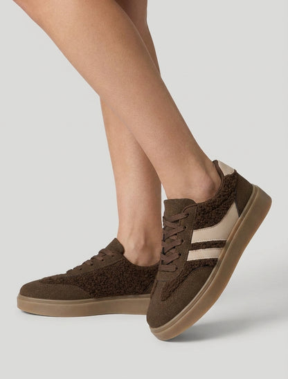 Turnschuhe mit Einsätzen in Bouclé-Optik - Braun